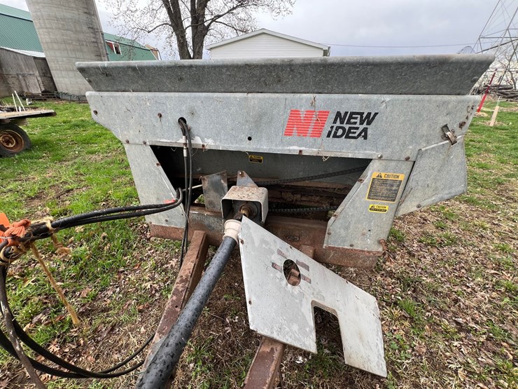#9559-•-new-idea-manure-spreader-image-6