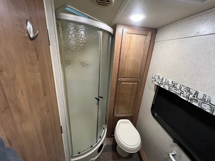 #9555-•-2017-rockwood-mini-lite-2304ks-camper-(title-in-delay)-image-28