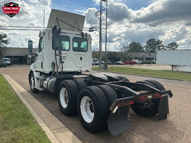 2019-freightliner-cascadia-126-image-2