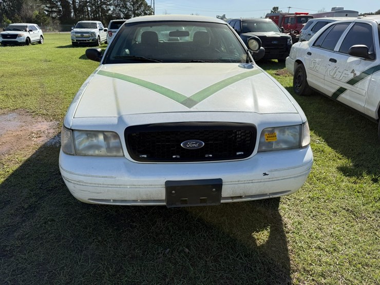 #42083-•-2010-ford-crown-victoria-sedan-vin:-2fabp7bv6ax133733-image-11