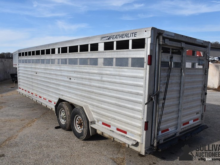 2015-featherlite-26'-t/a-aluminum-livestock-trailer-image-7