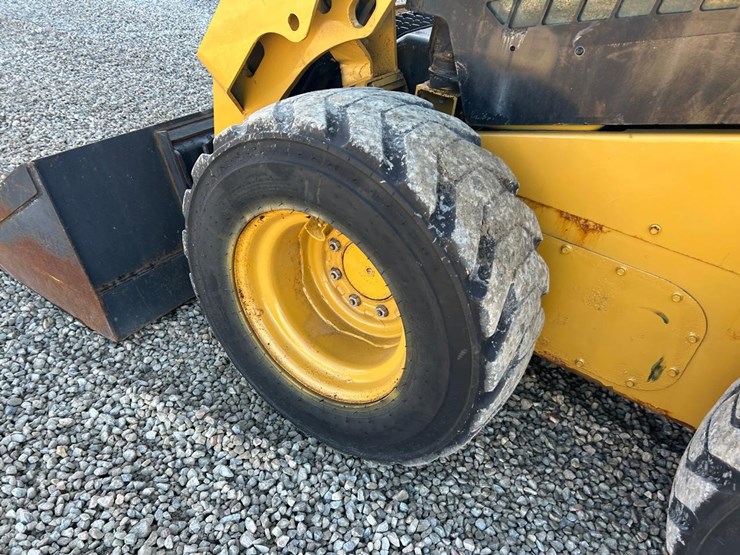 2019-caterpillar-242d-image-17