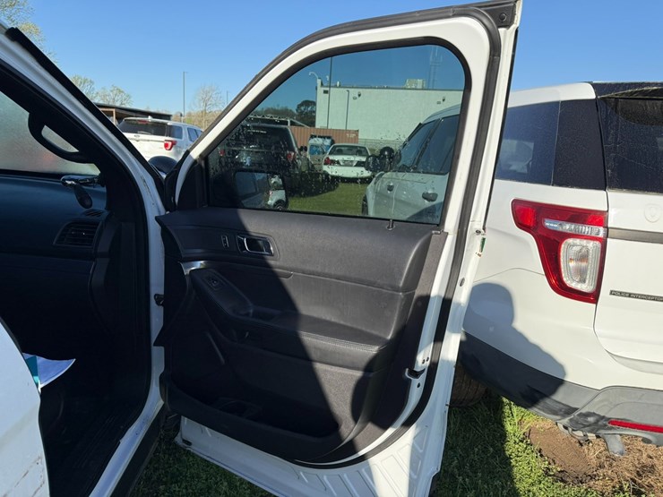 2015-ford-explorer-image-26