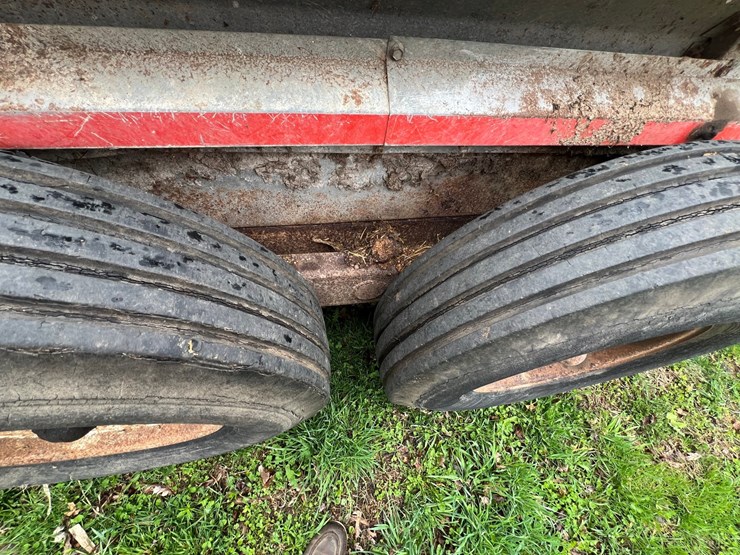 #9559-•-new-idea-manure-spreader-image-11