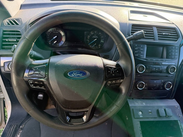 2016-ford-explorer-image-32