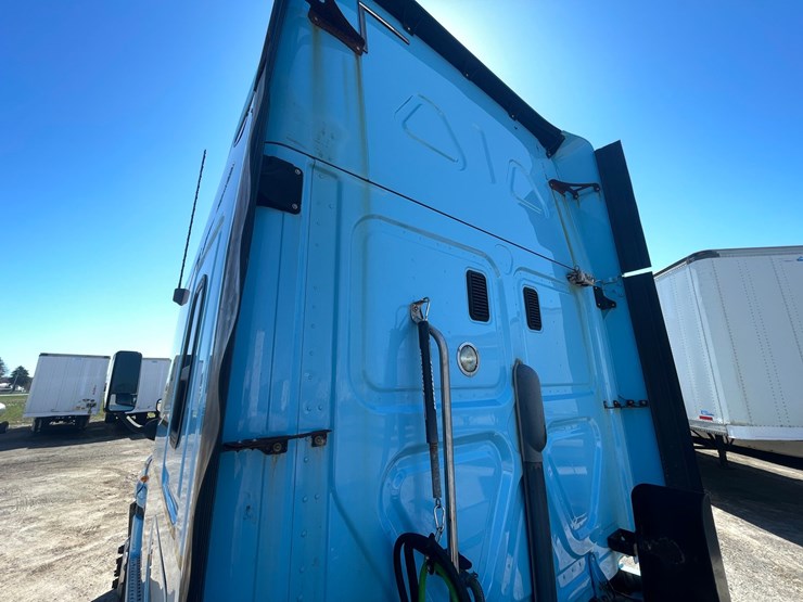 #202-•-2013-freightliner-cascadia-semi-tractor-(title-in-delay)-(denmark,-wi)-image-24