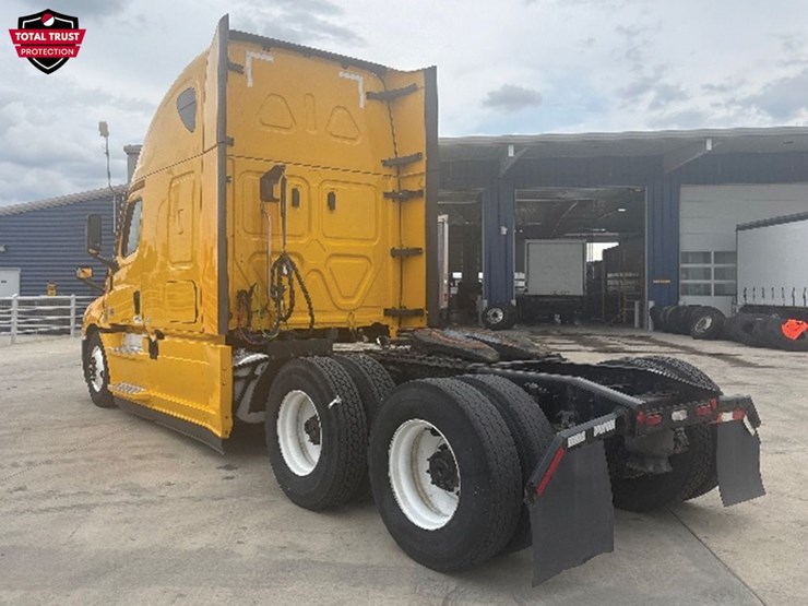 2022-freightliner-cascadia-126-image-2