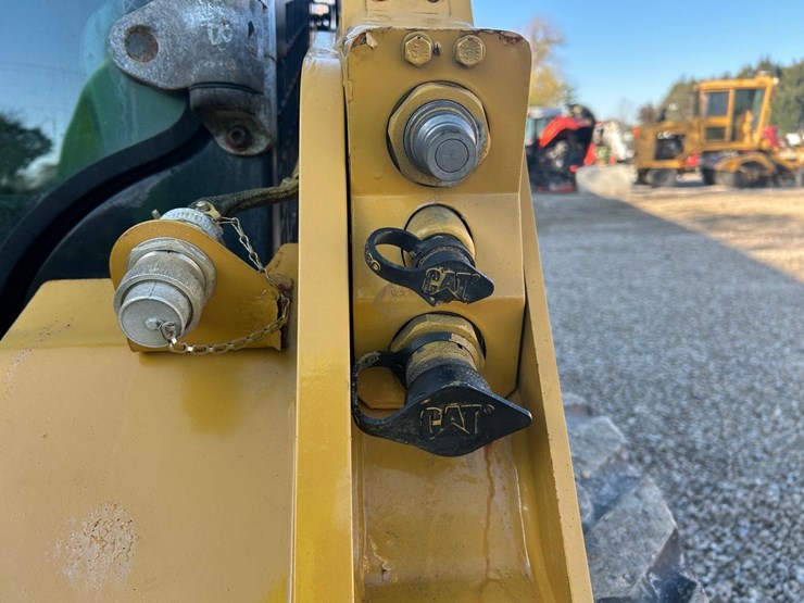 2019-caterpillar-242d-image-11