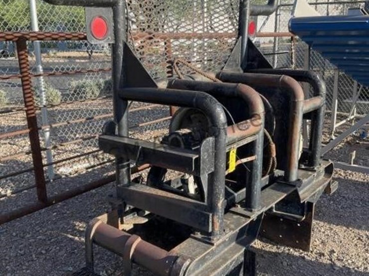 frame-mount-hydraulic-winch-&-headache-rack-image-4