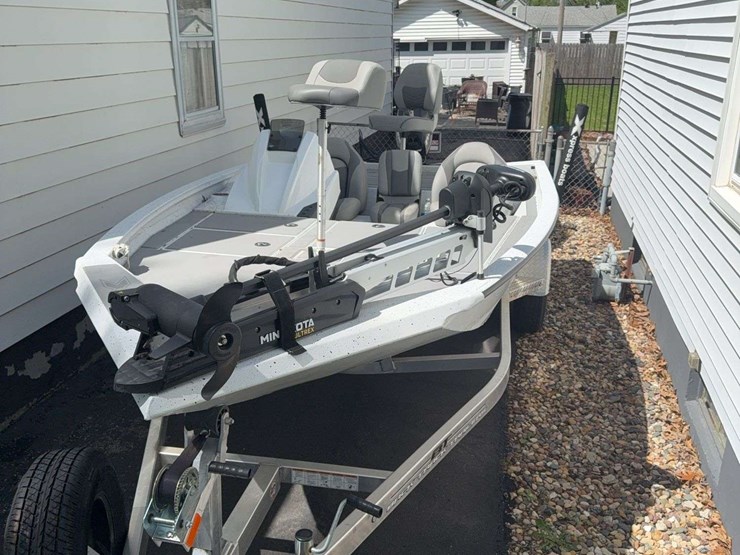 2023-xpress-boat-and-2022-back-track-trailer-image-18