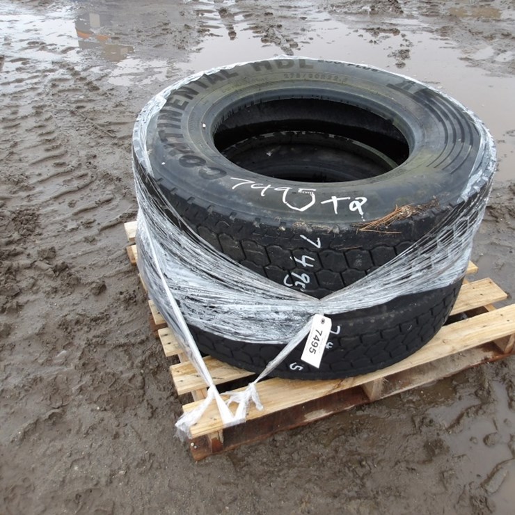 #7495 • (2) 275/80r22.5 Semi tires