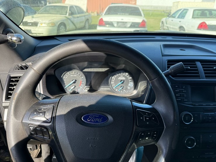 2016-ford-explorer-image-31