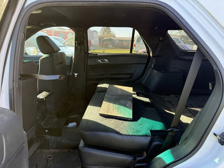 2016-ford-explorer-image-24
