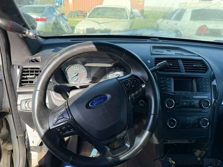 2016-ford-explorer-image-37