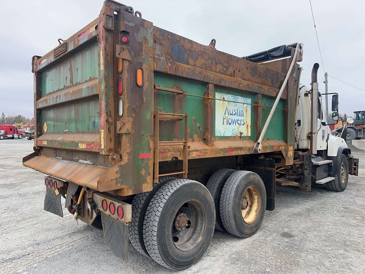 2015-freightliner-114sd-image-5