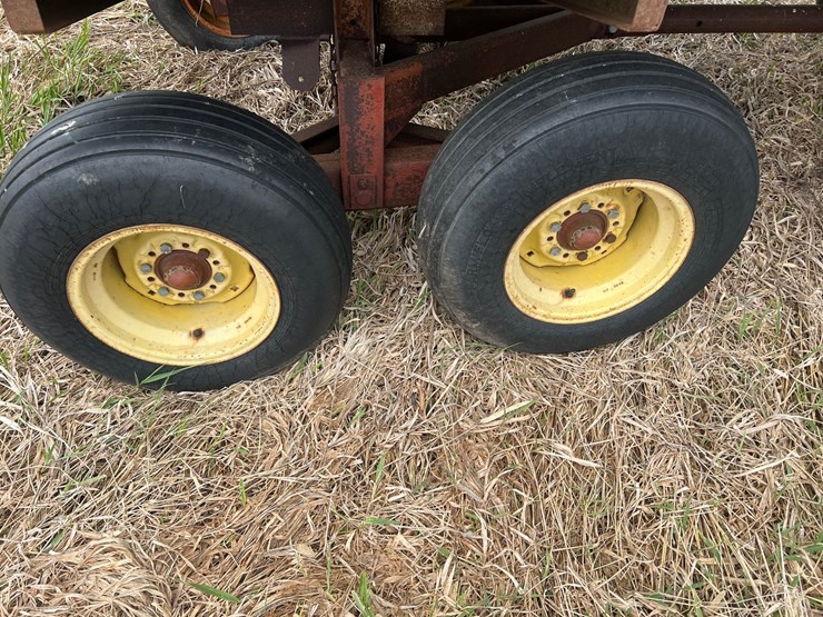 #9572-•-badger-chopper-box-on-new-holland-tandem-gear-image-10