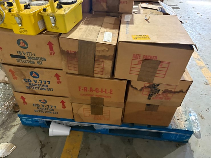 #42071-•-lot-of-(~30)-boxes-of-radiation-detection-sets-image-2