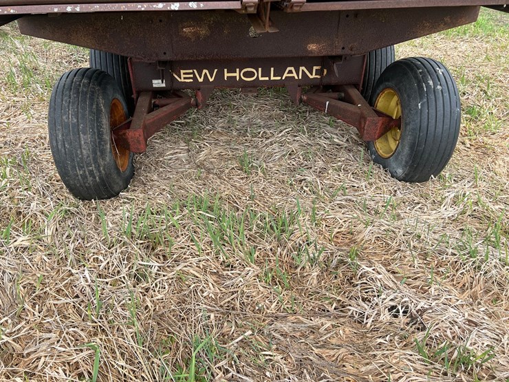 #9572-•-badger-chopper-box-on-new-holland-tandem-gear-image-9