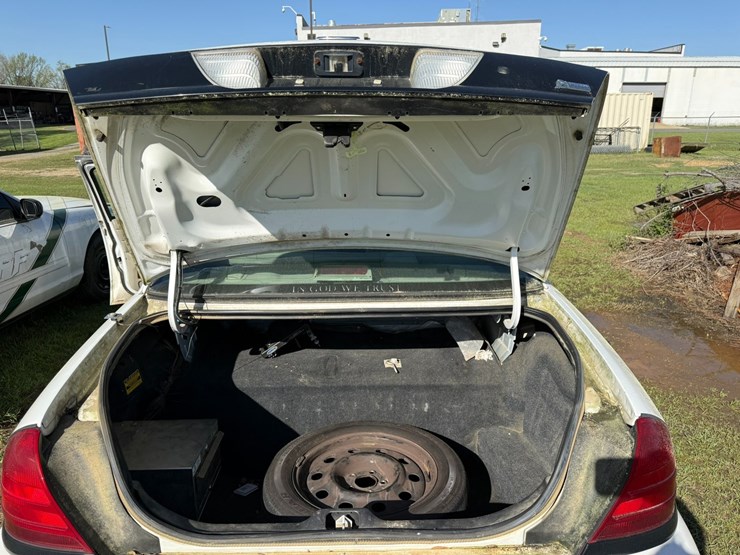 #42083-•-2010-ford-crown-victoria-sedan-vin:-2fabp7bv6ax133733-image-17