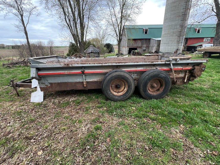 #9559-•-new-idea-manure-spreader-image-2