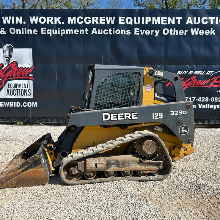 DEERE 323D