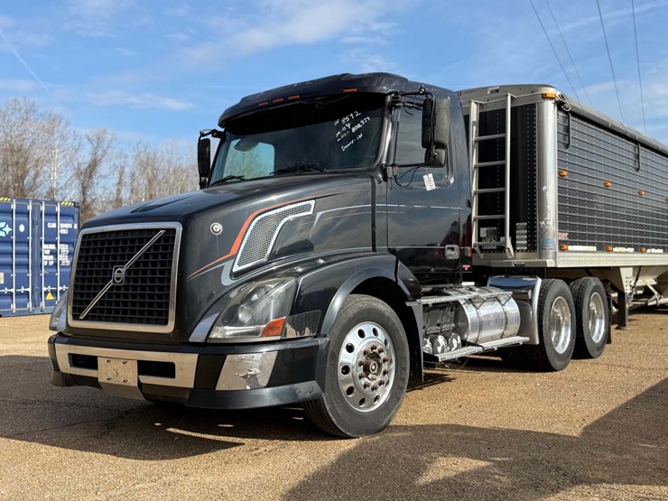 2004-volvo-truck-image-1
