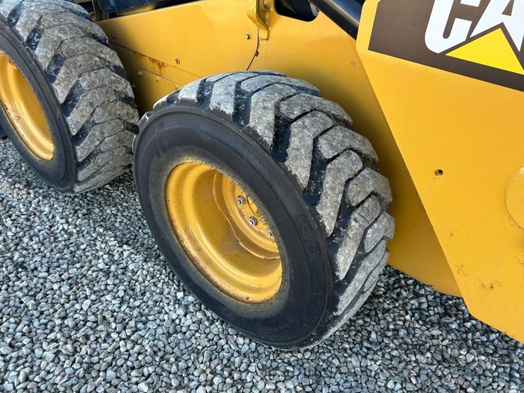 2019-caterpillar-242d-image-16