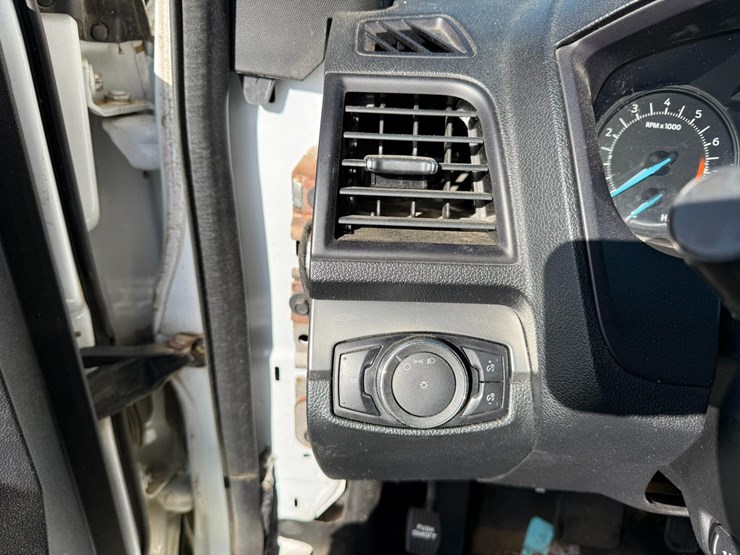2016-ford-explorer-image-42