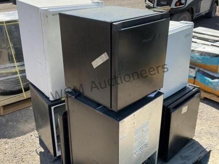 pallet-of-asst-mini-fridges-image-2