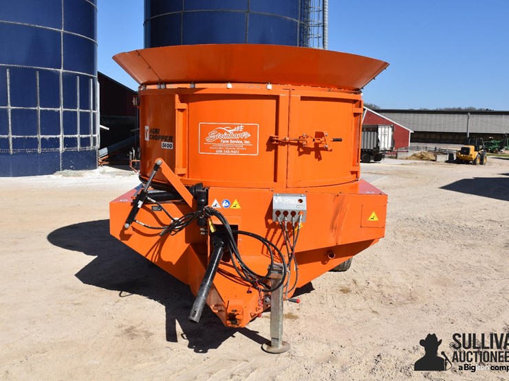 2023-valmetal-5600-pull-type-bale-chopper-image-2