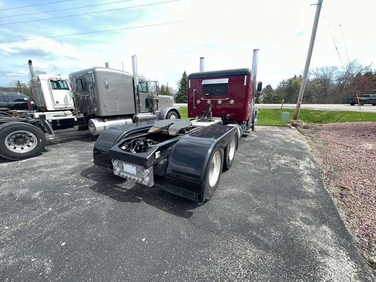 #200-•-2020-peterbilt-semi-tractor-(has-wi-title)-(denmark,-wi)-image-5