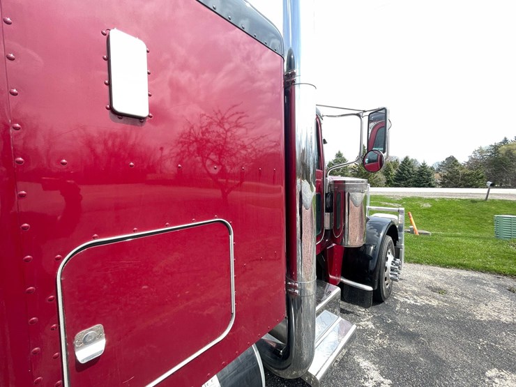 #200-•-2020-peterbilt-semi-tractor-(has-wi-title)-(denmark,-wi)-image-44