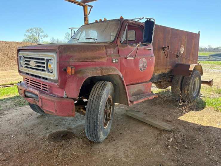 #42070-•-1984-cheverolet-c7-t/a-water-truck-vin:-1gbj7d1b3ev103757-image-1