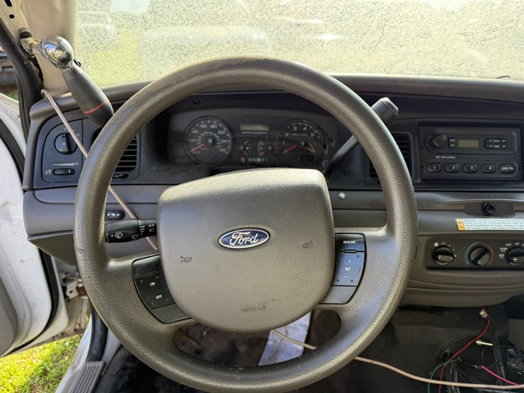 #42084-•-2011-ford-crown-victoria-sedan-vin:-2fabp7bv6bx160559-image-32