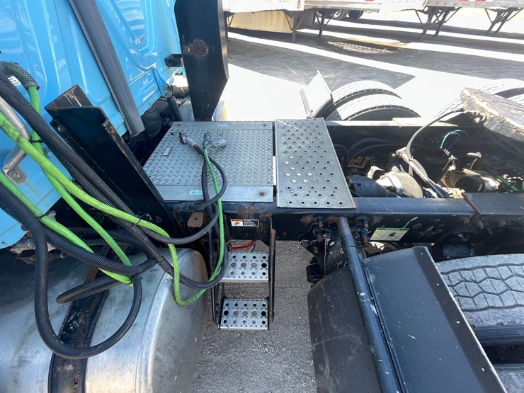 #202-•-2013-freightliner-cascadia-semi-tractor-(title-in-delay)-(denmark,-wi)-image-25