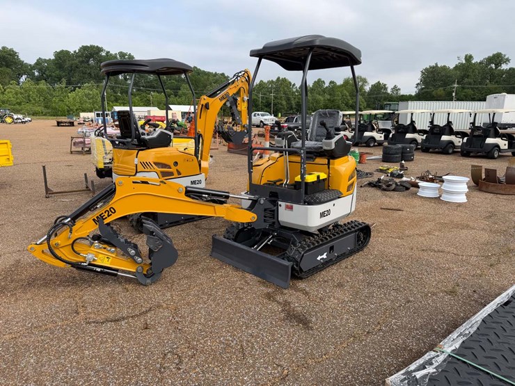 (new)-me20-mini-excavator-w/-thumb-image-1