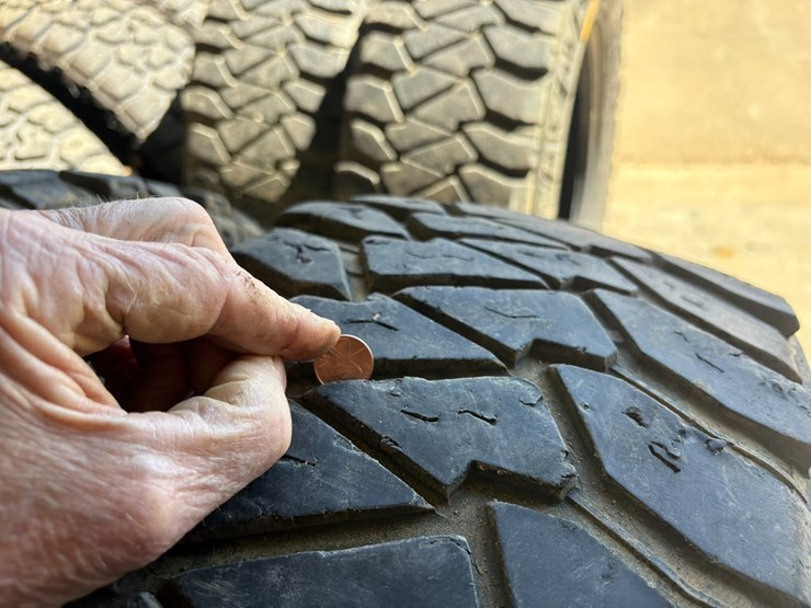 #42066-•-lot-of-(4)-lt275/65r20-tires-image-5