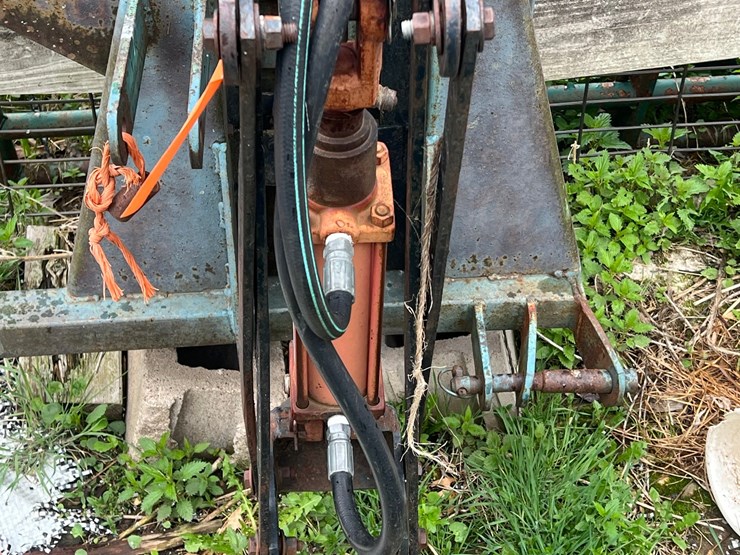 #9581-•-3-point-hydraulic-post-pounder-image-2