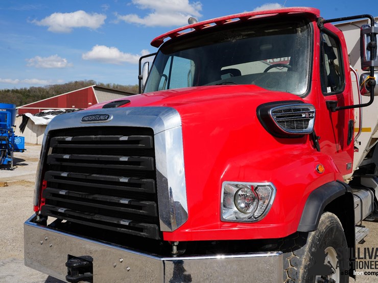 2023-freightliner-114sd-image-11