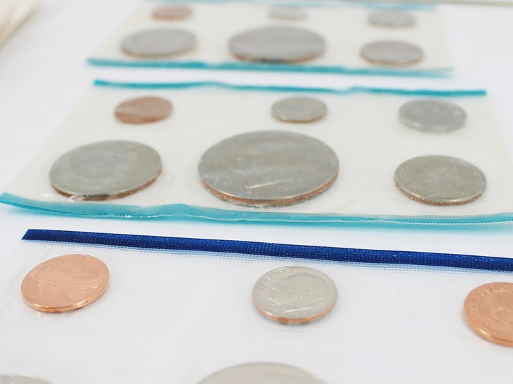 #32919-•-currency-|-misc-us-mint-coin-sets-from-the-70's-and-80's-image-4