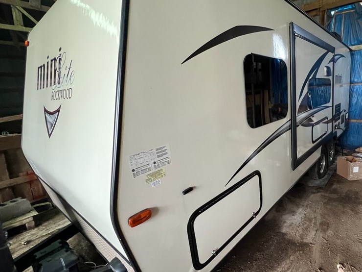 #9555-•-2017-rockwood-mini-lite-2304ks-camper-(title-in-delay)-image-5