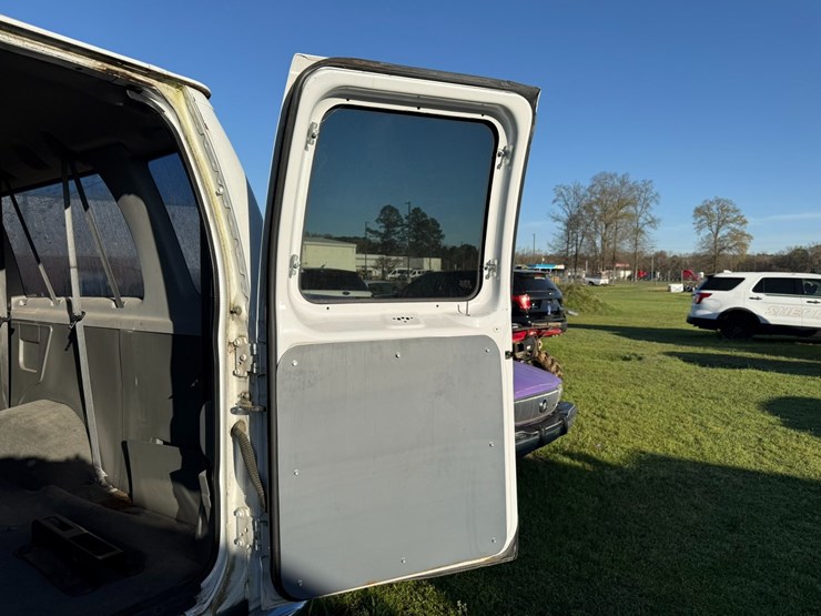2014-ford-e350-image-19