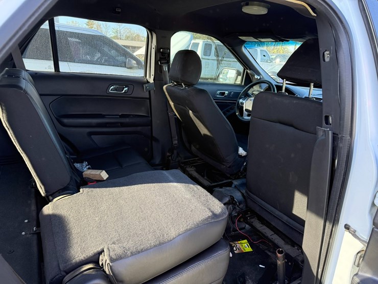 2015-ford-explorer-image-21