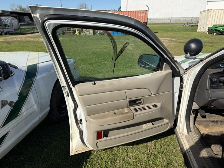 #42083-•-2010-ford-crown-victoria-sedan-vin:-2fabp7bv6ax133733-image-31