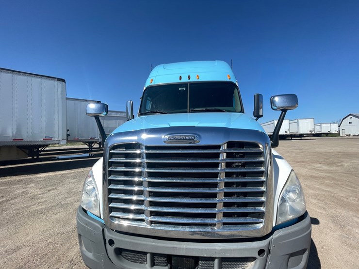 #202-•-2013-freightliner-cascadia-semi-tractor-(title-in-delay)-(denmark,-wi)-image-11