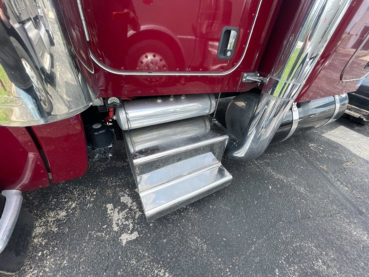 #200-•-2020-peterbilt-semi-tractor-(has-wi-title)-(denmark,-wi)-image-18