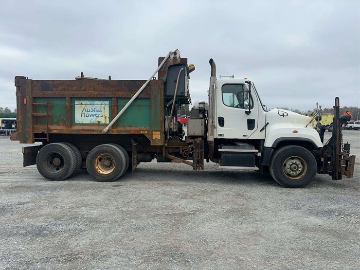 2015-freightliner-114sd-image-4