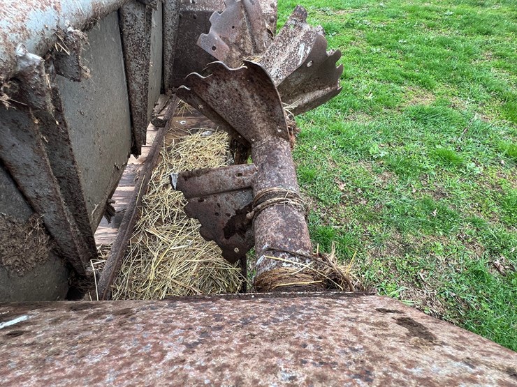 #9559-•-new-idea-manure-spreader-image-15