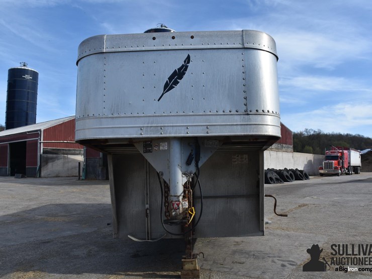 2015-featherlite-26'-t/a-aluminum-livestock-trailer-image-2