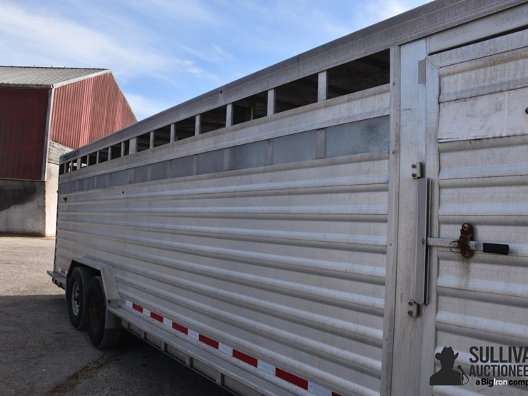 2015-featherlite-26'-t/a-aluminum-livestock-trailer-image-19